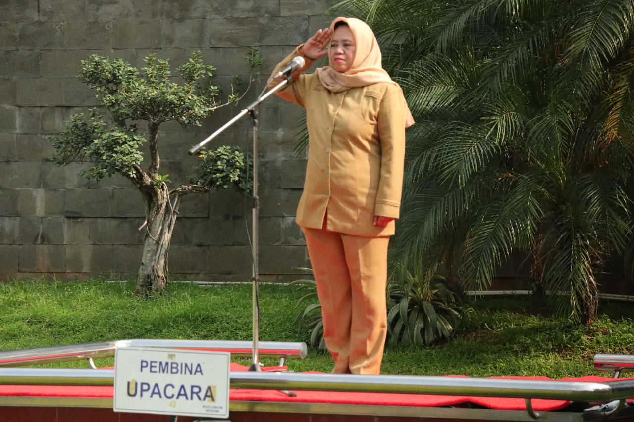 RUTINITAS UPACARA BENDERA OLEH INSPEKTUR UPACARA IBU DRA. HARTINI, M.M 