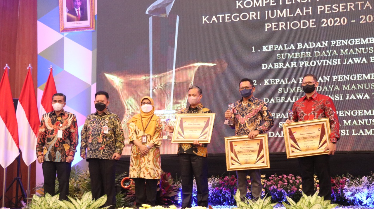 Kemendagri Beri Penghargaan kepada Daerah dalam Rakornas BPSDM Aparatur Pemerintahan Dalam Negeri Tahun 2022