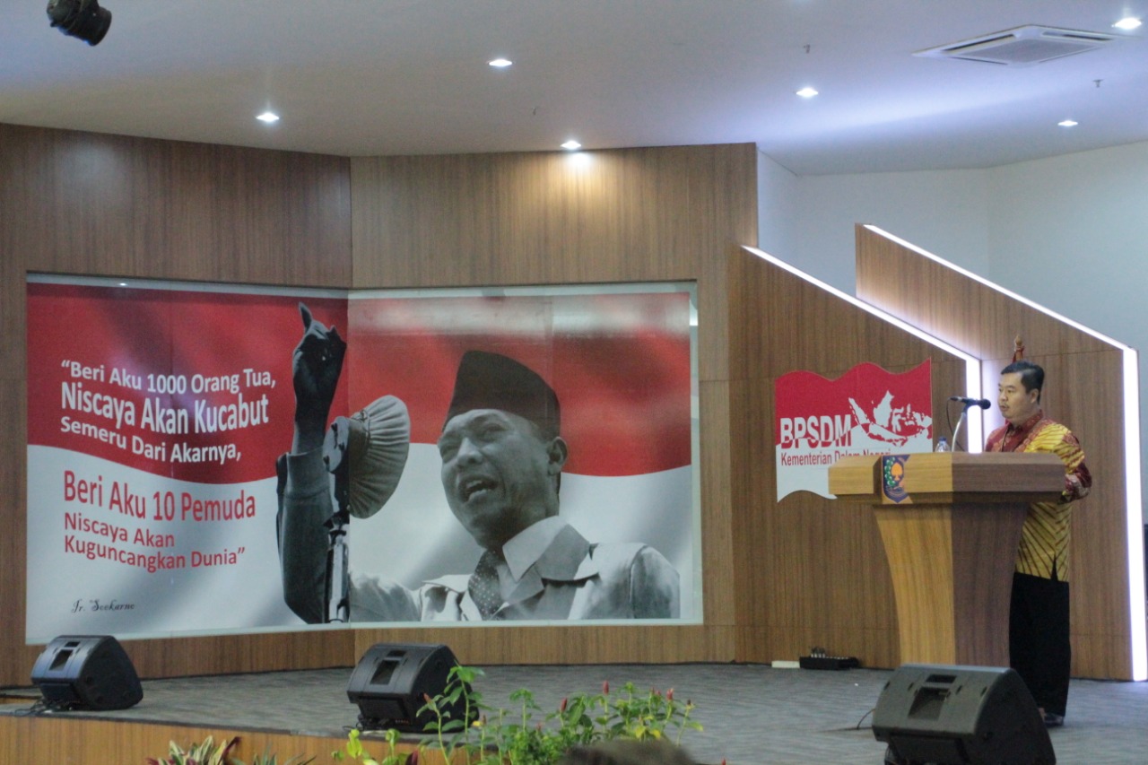 	PAPARAN BAPAK KEPALA BADAN PENGEMBANGAN SUMBER DAYA MANUSIA KEMENDAGRI PADA ACARA PEMBEKALAN KEPEMIMPINAN PEMERINTAHAN DALAM NEGERI BAGI BUPATI/WALI KOTA, WAKIL BUPATI/WAKIL WALI KOTA DAN KETUA DPRD TAHUN 2018