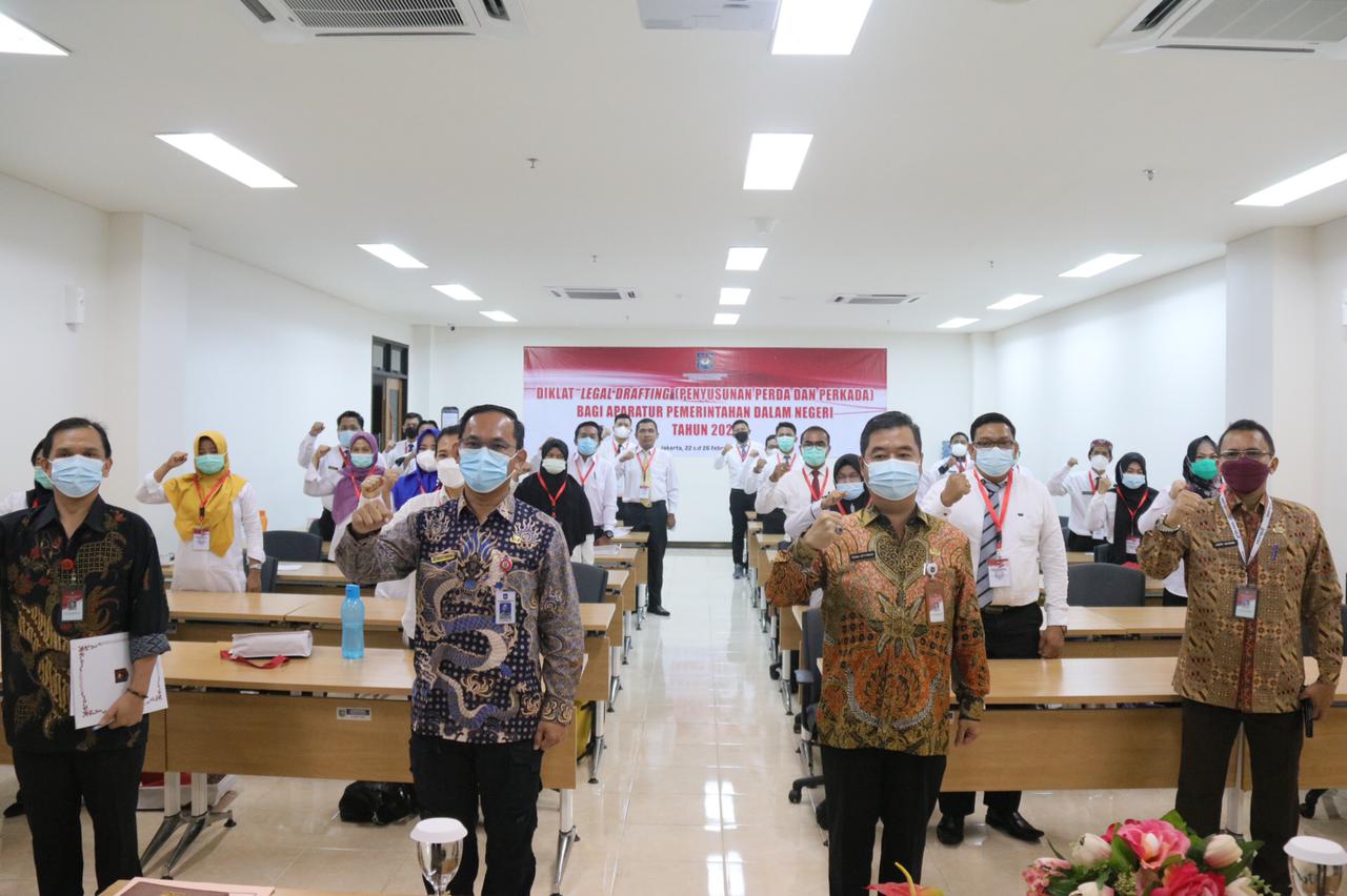 TEGUH: BANGUN SISTEM HUKUM NASIONAL MELALUI PEMBENTUKAN PERATURAN PERUNDANG-UNDANGAN BAIK DI TINGKAT NASIONAL MAUPUN DAERAH