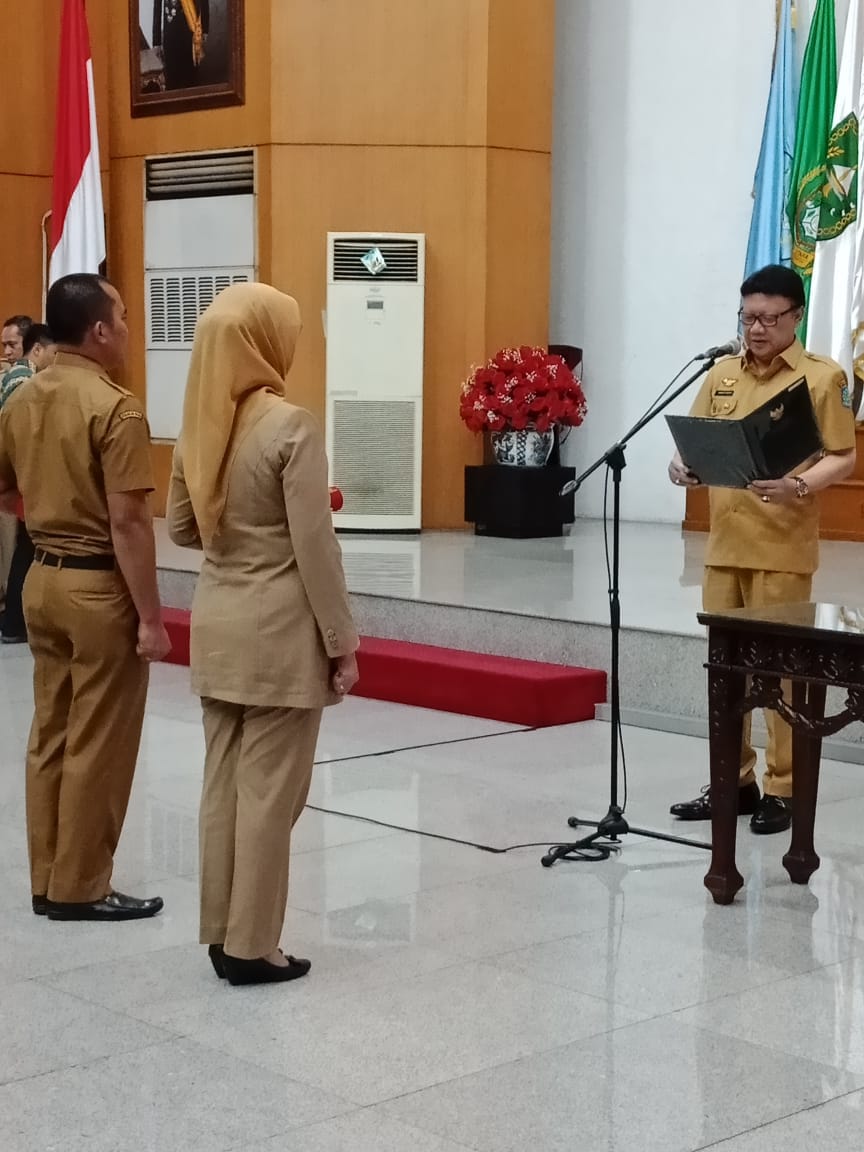 PELANTIKAN PEJABAT PIMPINAN TINGGI PRATAMA (ESELON II) PEJABAT ADMINISTRATOR (ESELON III) DAN PEJABAT PENGAWAS (ESELON IV) DILINGKUNGAN KEMENTERIAN DALAM NEGERI DAN BADAN NASIONAL PENGELOLA PERBATASAN