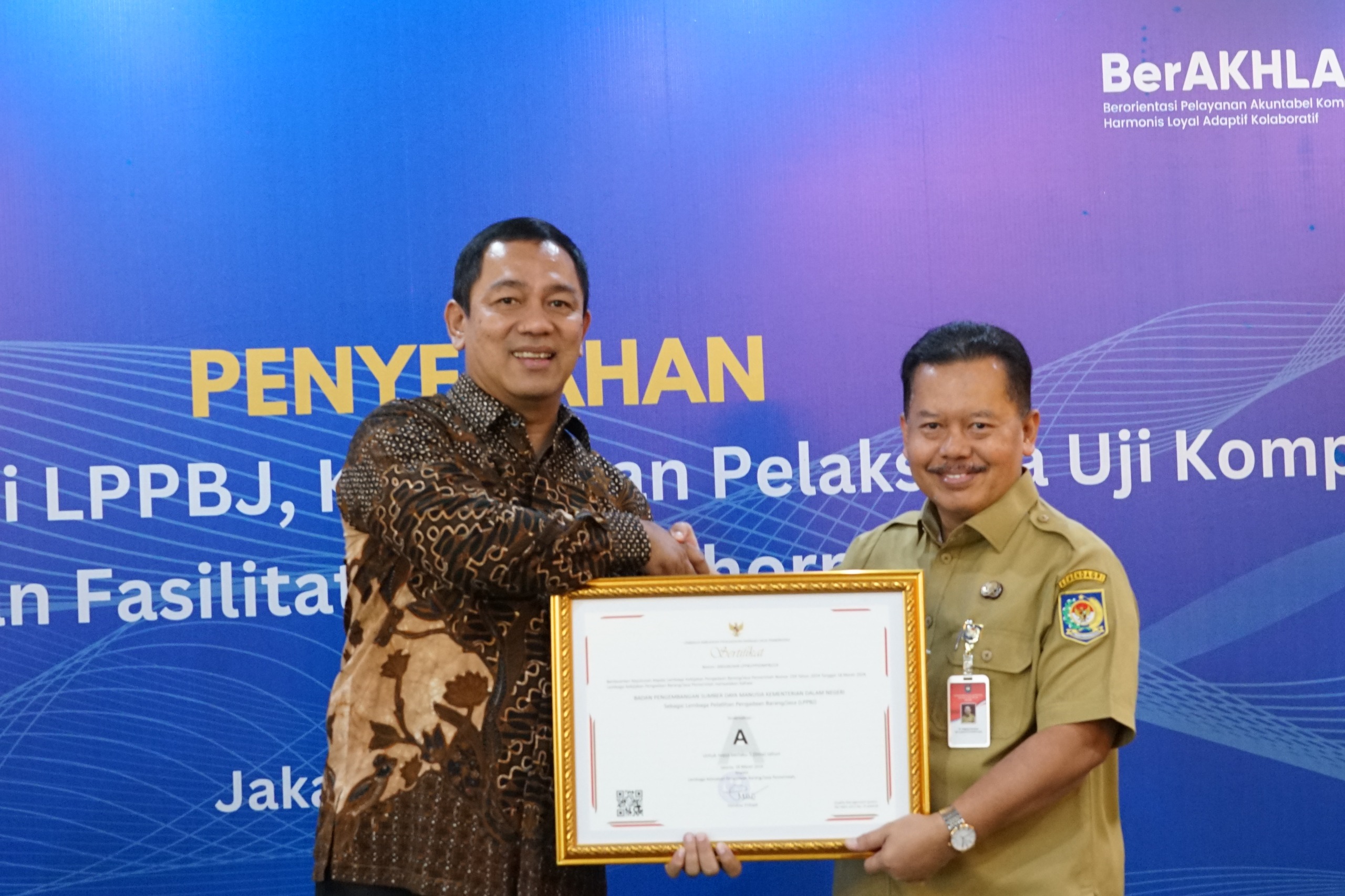 BPSDM Kemendagri Terima Sertifikat Akreditasi LPPBJ dari LKPP