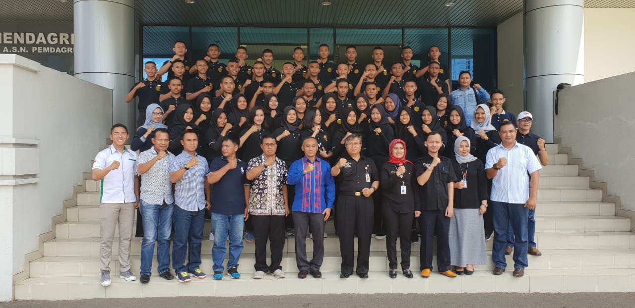 BAPAK SEKRETARIS BPSDM KEMENDAGRI MENANTANG 53 ORANG ANGGOTA PASKIBRAKA SAAT MENERIMA KUNJUNGAN PENGENALAN BELA NEGARA DAN REVOLUSI MENTAL PASKIBRAKA PROVINSI SULAWESI TENGGARA
