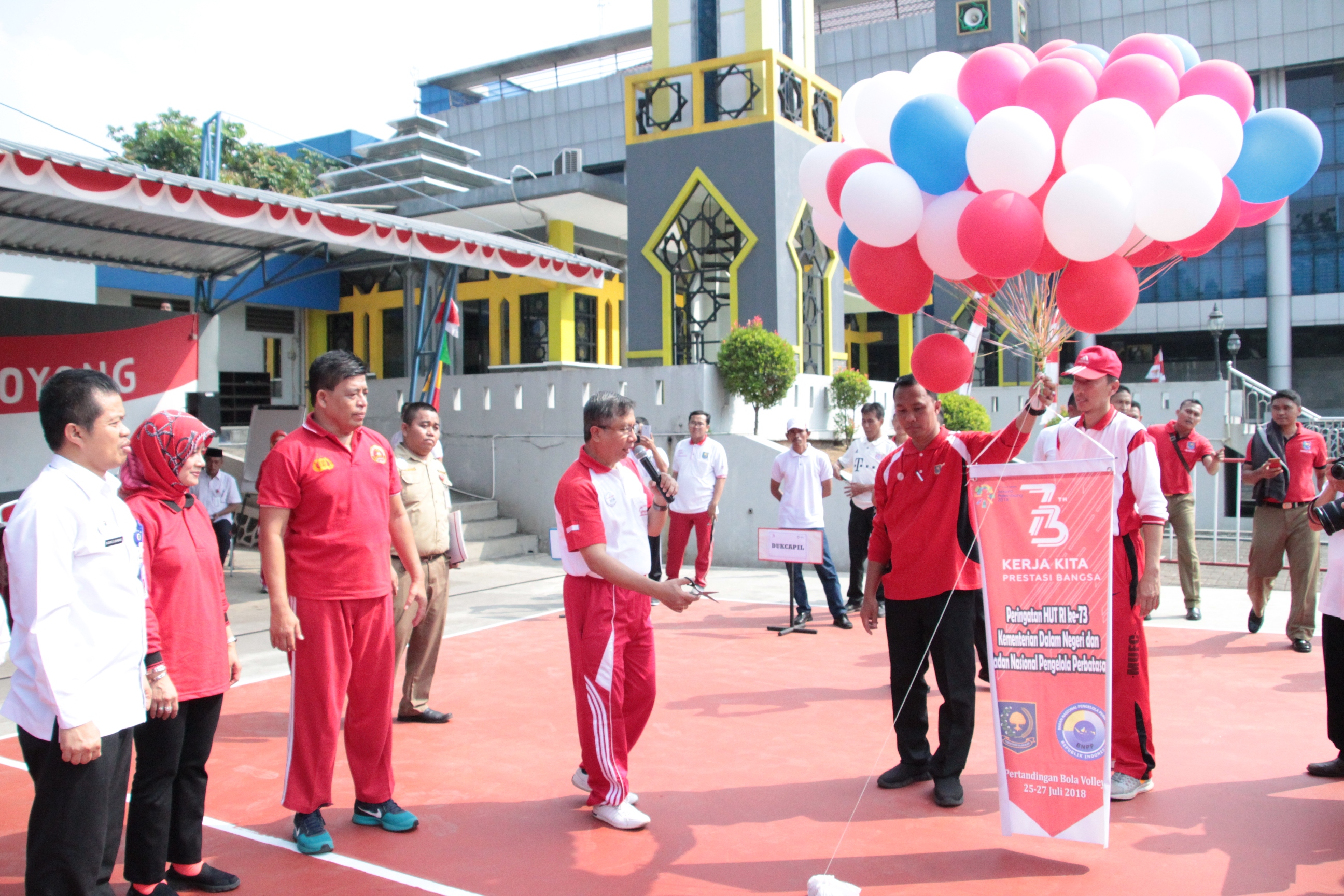 UPACARA PEMBUKAAN PERTANDINGAN BOLA VOLI DILINGKUNGAN KEMENDAGRI DAN BNPP DALAM RANGKA MENYAMBUT HUT RI KE-73 TAHUN 2018
