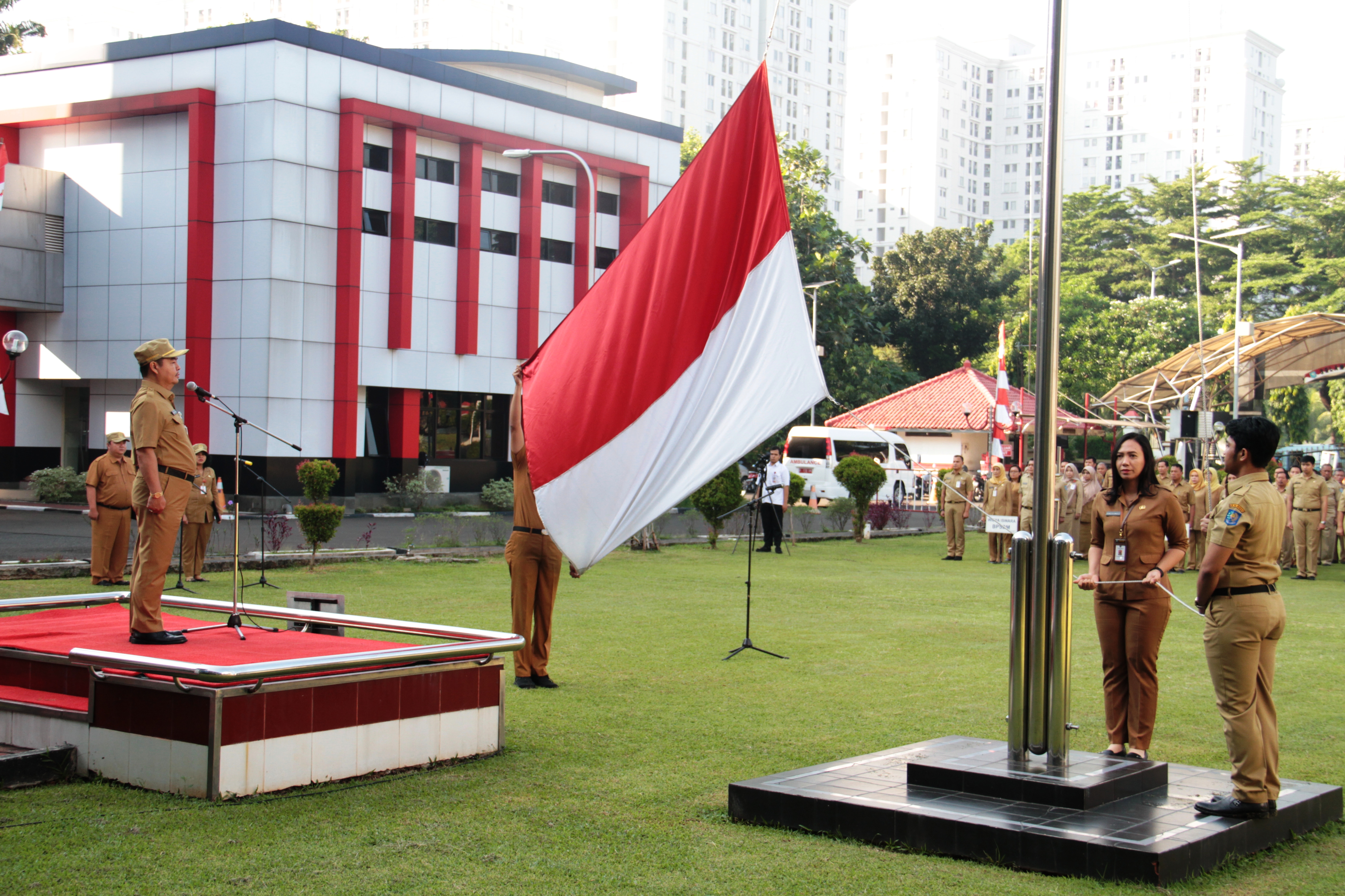 UPACARA PERDANA SETELAH CUTI BERSAMA IDUL FITRI DAN HALAL BI HALAL ASN DI LINGKUNGAN BPSDM KEMENDAGRI