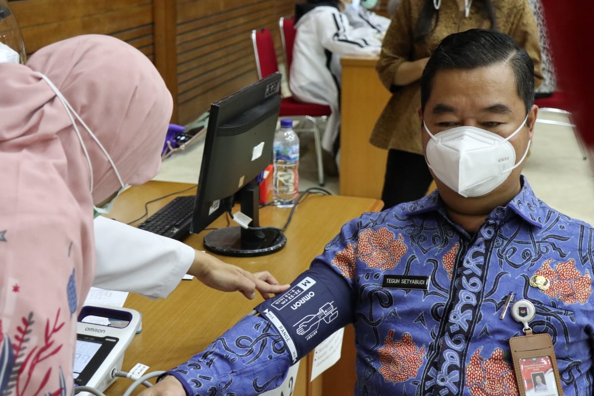 AYO VAKSIN, AMAN DAN HALAL!